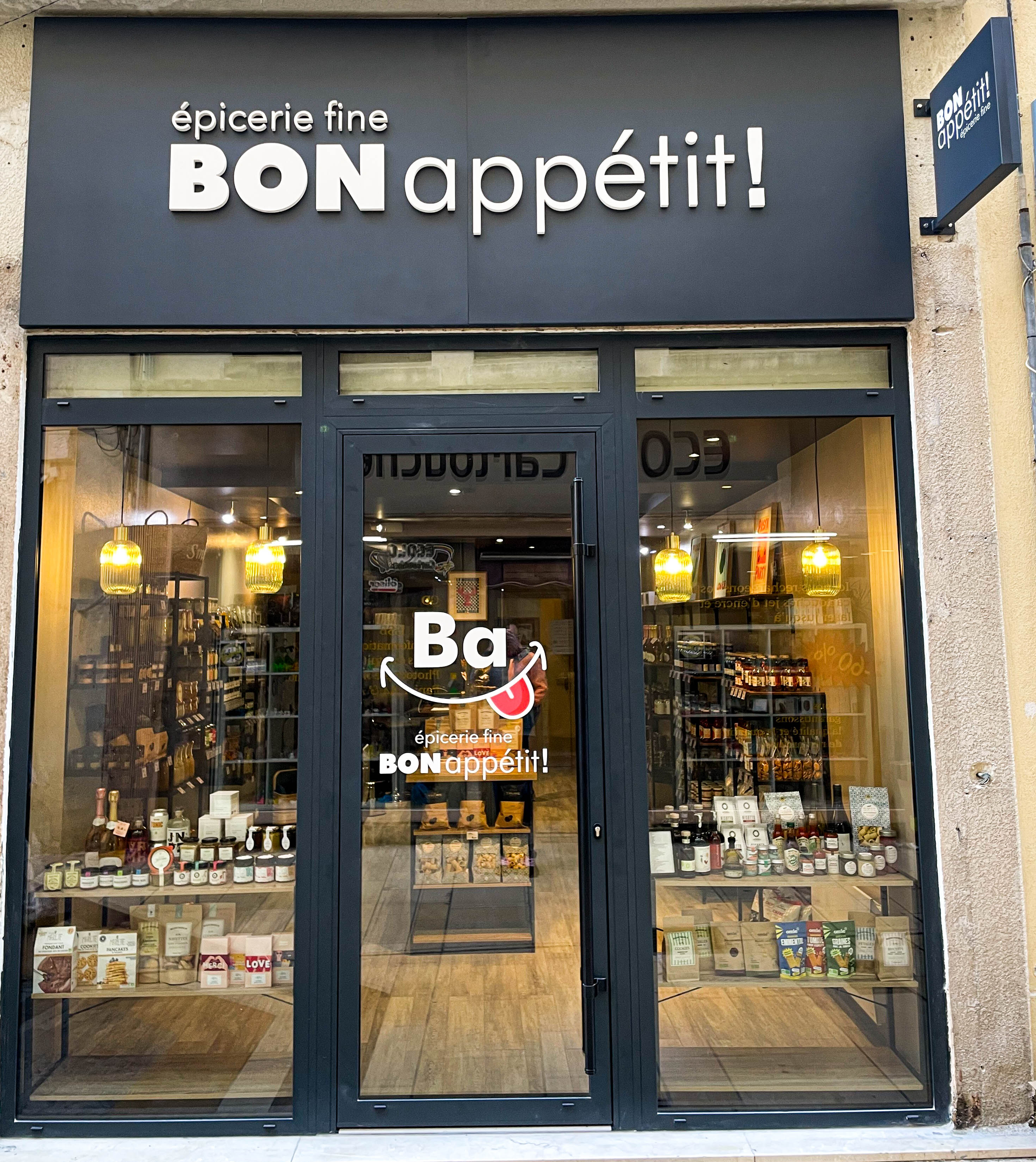 Devanture chic et moderne de l'épicerie fine Bon Appétit à Avignon